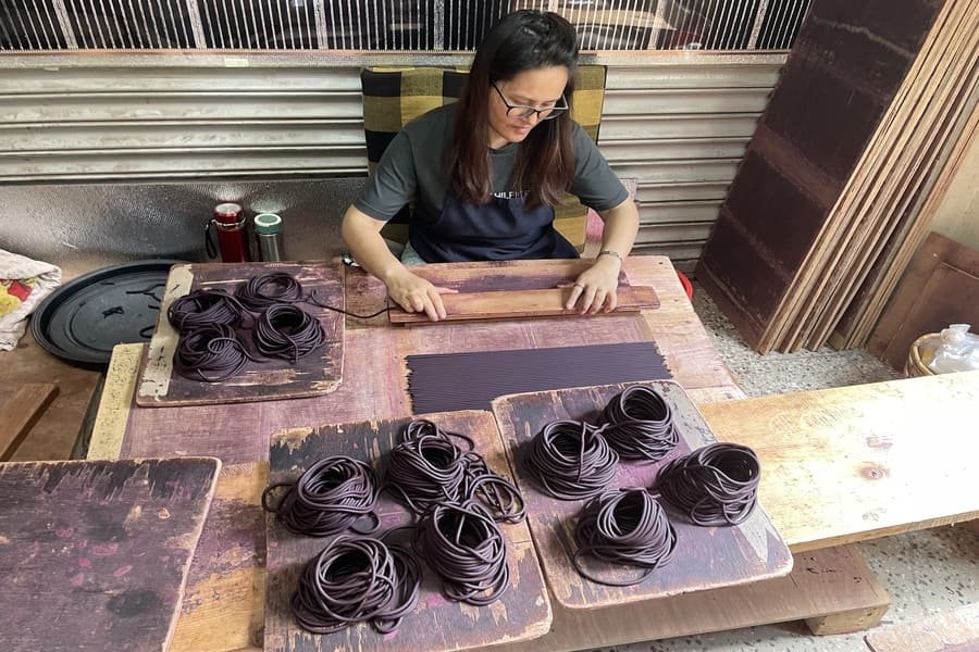 incense-making workshop - bhutan spiritual retreat